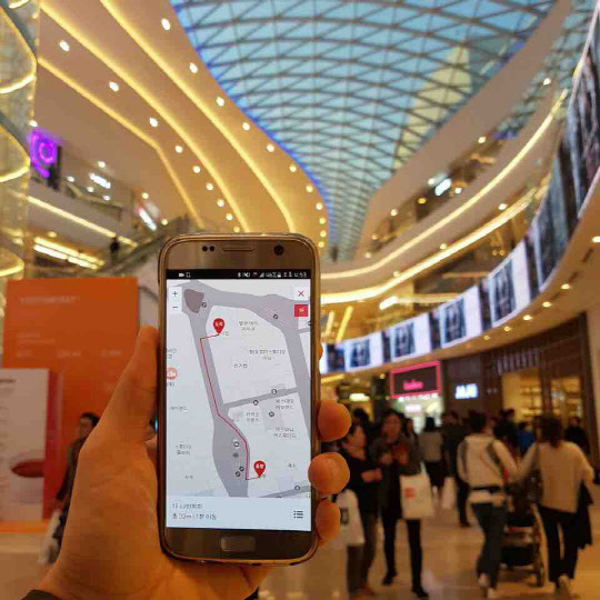 신세계아이앤씨는 신세계그룹이 역점 추진 중인 대규모 복합 쇼핑 시설 '스타필드' 하남과 고양 매장에 각종 솔루션과 첨단 서비스를 공급하며 매출을 확대하고 있다고 밝혔다. 사진은 스타필드 하남에 신세계아이앤씨가 공급, 구축한 SSG LBS 플랫폼을 이용해 사용자가 원하는 매장을 찾아가거나 맞춤형 안내를 받는 모습. 신세계아이앤씨 제공